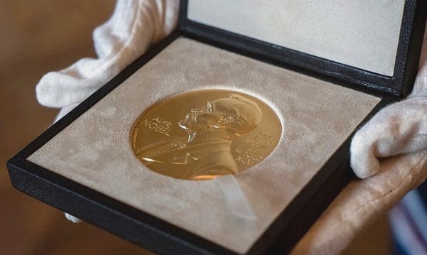Nghiên cứu về di truyền quang học đoạt giải Nobel Y sinh 2026