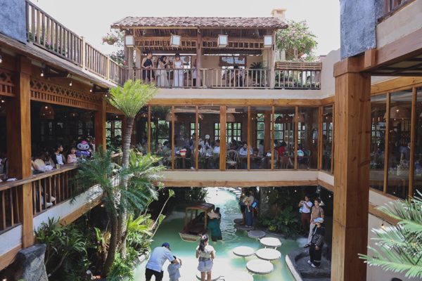 Nghìn khách xếp hàng chờ check in quán cà phê sau hoả hoạn