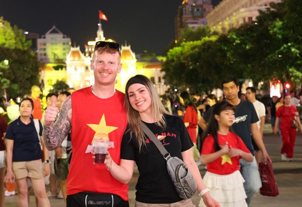Nghìn người đổ về trung tâm TPHCM xem ca nhạc, bắn pháo hoa tối 2/9