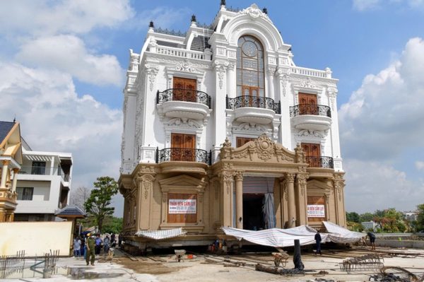 Ngỡ ngàng căn biệt thự 4 tầng ở Bắc Ninh khi 'thần đèn' di dời