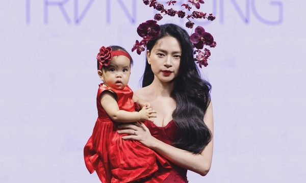 Ngô Thanh Vân bế con catwalk