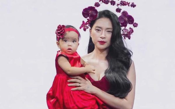 Ngô Thanh Vân cùng con gái làm vedette show thời trang Trần Hùng