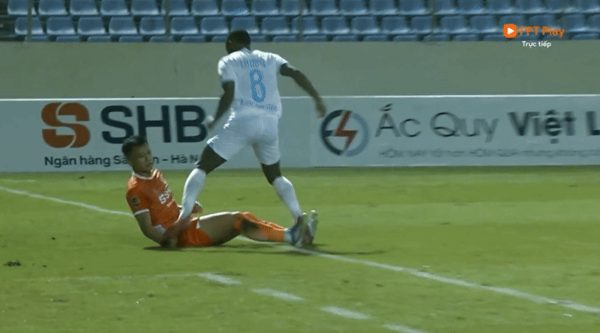 Ngoại binh Nam Định giẫm vào bụng đối thủ ở V-League