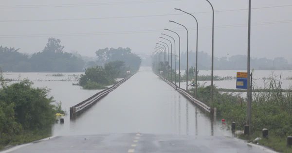Ngoại thành Hà Nội có nơi ngập gần 1m, cấm xe qua nhiều tuyến đường