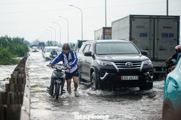 Ngoại thành Hà Nội ngập sâu sau bão số 4, nước sông dâng cao, loạt cầu dân sinh chìm trong nước