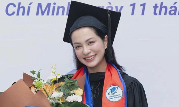 Ngọc Thúy tốt nghiệp cử nhân luật ở tuổi 46