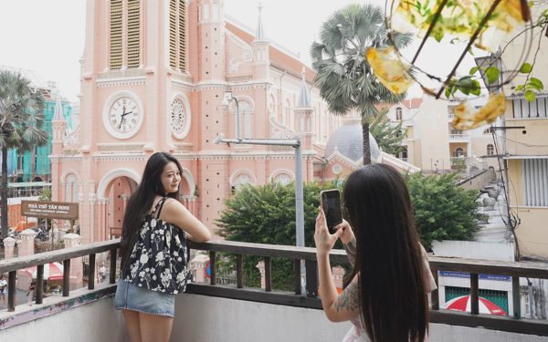 Ngồi cà phê, ngắm nhà thờ màu hồng, khu phố Tân Định, TP.HCM vào top 'chất nhất thế giới'