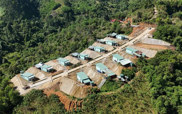 Ngôi làng khang trang mọc lên từ vùng sạt lở sau chiến dịch ‘thần tốc’