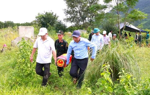 Ngôi mộ vô danh hé lộ hài cốt nữ liệt sĩ bọc trong hai lớp võng dù