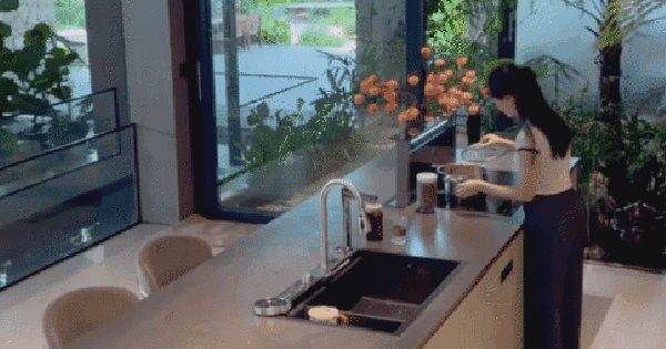 Ngôi nhà 450m2 của vợ chồng Hà Tĩnh như resort thu nhỏ: Khu vườn nhiệt đới bao quanh, cả căn nhà phủ 70% kính, góc nào cũng có view “triệu đô”