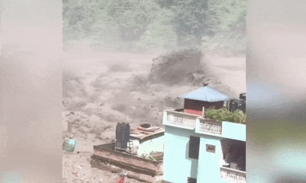 Ngôi nhà đứng vững giữa trận lũ quét Nepal