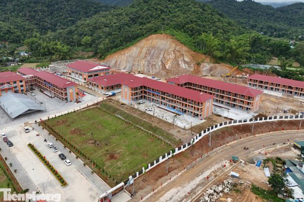 Ngôi trường biên giới với khẩu hiệu 'Nội trú là nhà, thầy cô là cha mẹ, bạn bè là anh em'