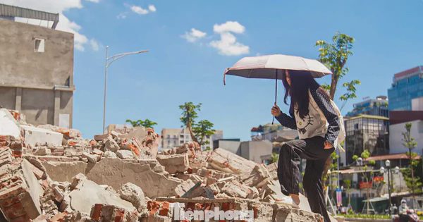 Ngổn ngang những đống phế thải trên Vành đai 1