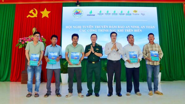 Ngư dân được hướng dẫn bảo đảm an toàn công trình trên biển và chống khai thác IUU