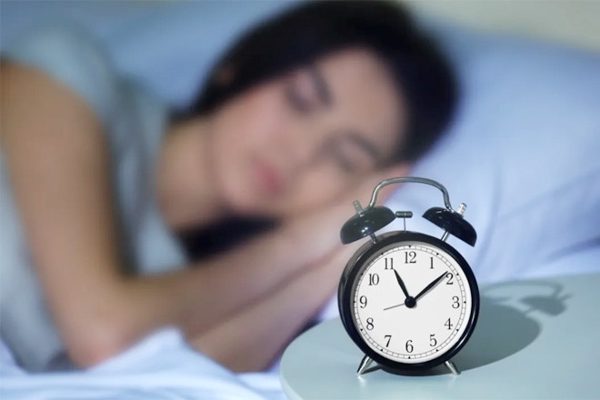 Ngủ đủ 7-8 giờ vì sao người trẻ sáng ra vẫn mệt mỏi?