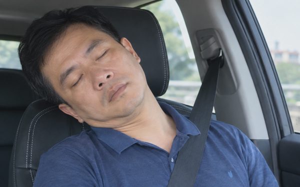 Ngủ lệch cổ trên ô tô, người đàn ông 40 tuổi bị đột quỵ