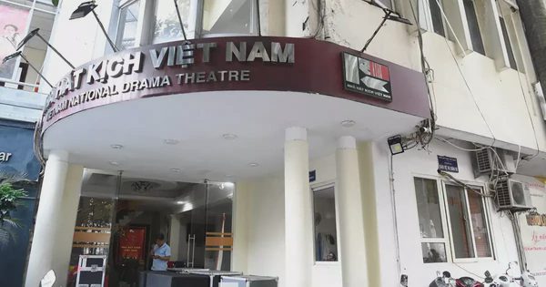 Ngự trên khu đất vàng, Nhà hát Kịch Việt Nam xập xệ, mưa dột tứ phía