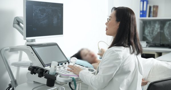 Ngực không đau, không có cục cứng: Liệu bạn thực sự an toàn trước ung thư vú?