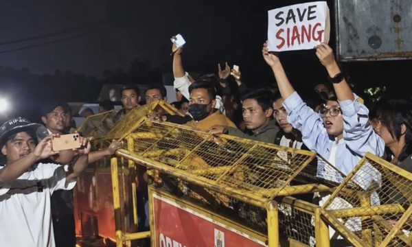 Người Ấn Độ biểu tình, đốt phá để phản đối dự án thủy điện gần Trung Quốc