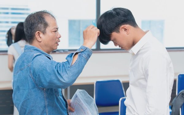 Người anh ngủ gục xuống ghế đá cạnh em trai, cha chải tóc cho con... trong ngày nhập học của tân sinh viên