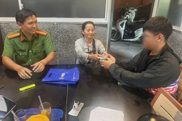 Người bán vé số ở TPHCM nhặt được 83 triệu đồng, nhờ công an trả người mất