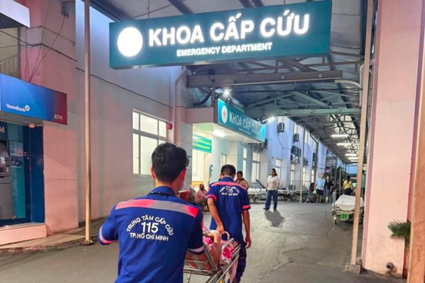 Người bệnh từ Đồng Tháp lên TPHCM cấp cứu lúc nửa đêm do mắc miếng thịt gà