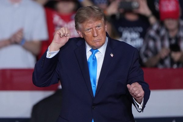 Người California phẫn nộ sau khi Tổng thống Trump nói cứ để Iran ‘xóa sổ’ Los Angeles, San Diego