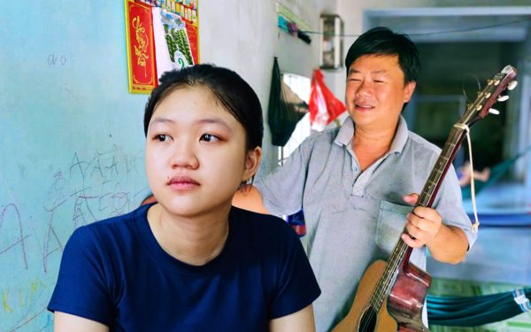 Người cha khiếm thị: 'Con cứ học, ban đêm ba sẽ hát rong kiếm học phí cho con'
