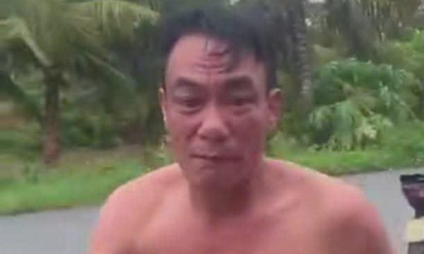Người chặn ôtô, dùng mũ bảo hiểm đánh tài xế bị triệu tập