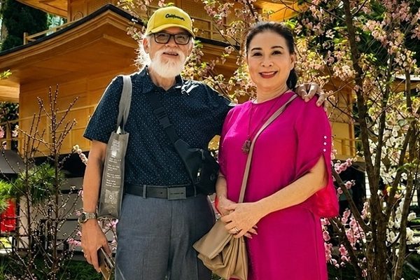Người chồng tuyệt vời 'mặc áo mưa đi xe máy, lặng lẽ đứng đợi' nữ NSND là ai?