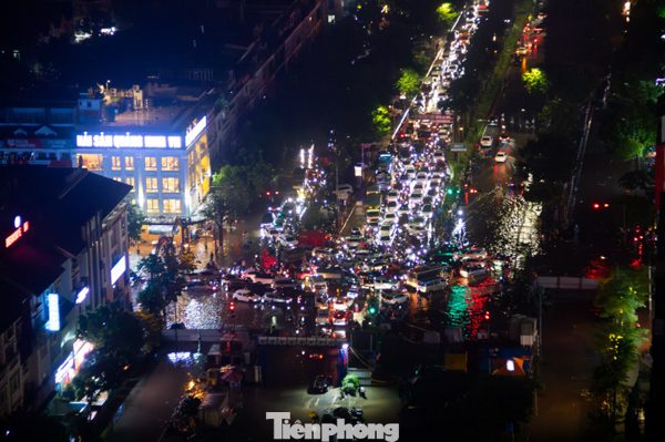 Người dân bì bõm lội nước về nhà, Đại lộ Thăng Long ùn tắc kéo dài