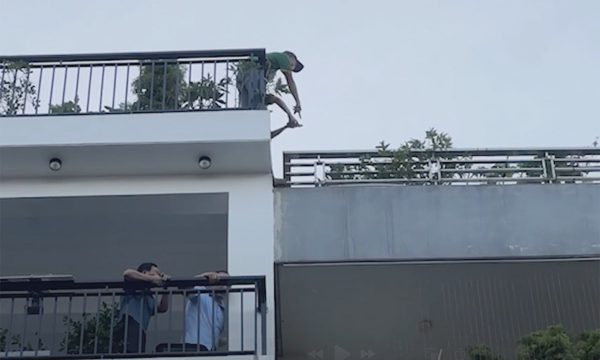 Người dân bồng trẻ leo ban công, thoát đám cháy nhà 6 tầng