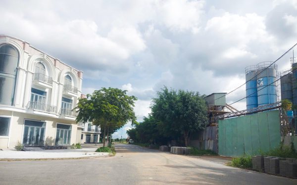 Người dân bức xúc máy trộn bê tông ồn ào, ô nhiễm, chính quyền đang xác minh