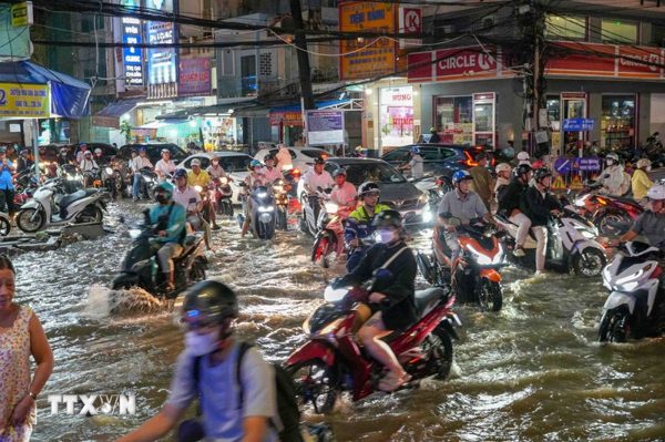Người dân Cần Thơ chật vật khi triều cường vượt báo động III