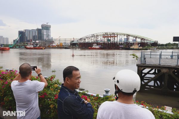 Người dân chờ hàng giờ ngắm “lá dừa nước” khổng lồ trên sông Sài Gòn