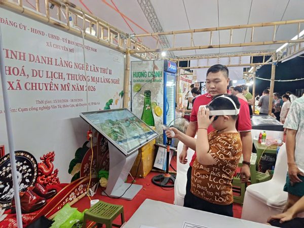 Người dân Chuyên Mỹ hồ hởi trải nghiệm du lịch số VR360