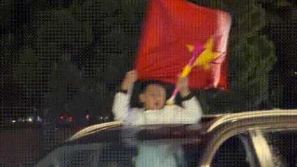 Người dân Đà Lạt vỡ òa đổ xuống đường sau chiến thắng của tuyển Việt Nam