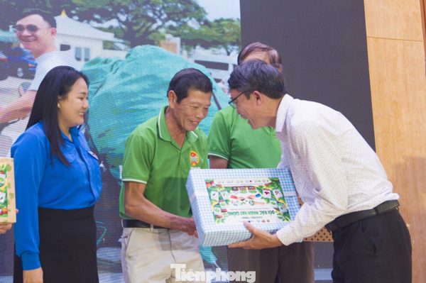 Người dân Đà Nẵng mang rác đổi hạt giống, gieo mầm sống xanh