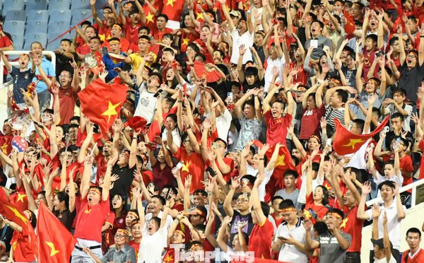 Người dân đang tràn xuống đường mừng Việt Nam vô địch