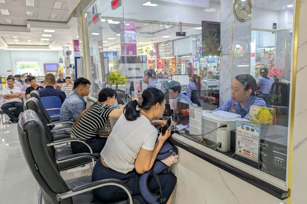 Người dân đến ga Sài Gòn từ 3h sáng 'săn' vé tàu Tết Đinh Mùi