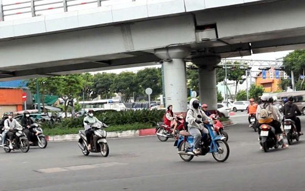 Người dân đi tắt ở vòng xoay Nguyễn Thái Sơn gây mất an toàn giao thông, phường lắp camera phạt nguội