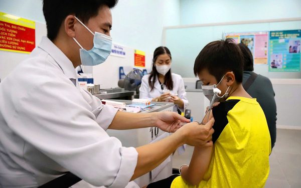 Người dân đi tiêm vắc xin não mô cầu tăng 3-8 lần, cần lưu ý gì?
