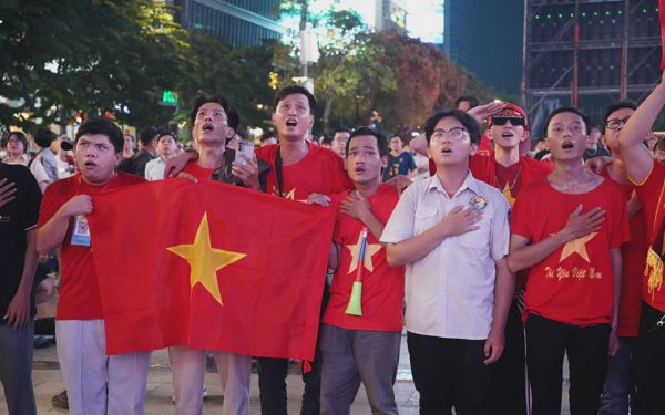 Người dân đổ về phố đi bộ Nguyễn Huệ cổ vũ đội tuyển Việt Nam