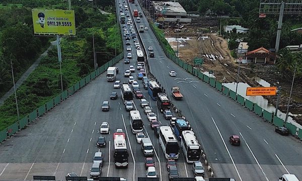 Người dân đổ về TP HCM sớm, CSGT mở làn khẩn cấp