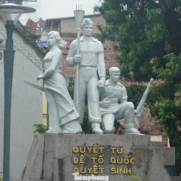 Người dân đội mưa tham quan Tượng đài Quyết tử để Tổ quốc quyết sinh trước ngày di dời