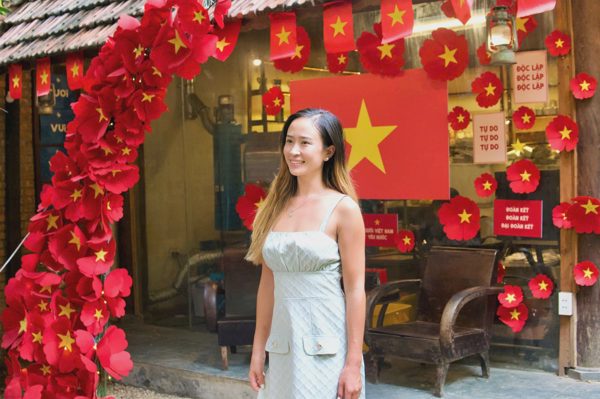 Người dân, du khách hào hứng chụp ảnh bên cờ hoa mừng Tết Độc lập