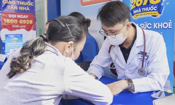 Người dân được bác sĩ tư vấn, tầm soát bệnh trực tiếp tại nhà thuốc