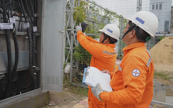 Người dân đường Nguyễn Ảnh Thủ nối dài, xã Bà Điểm phấn khởi khi được ngầm hóa lưới điện