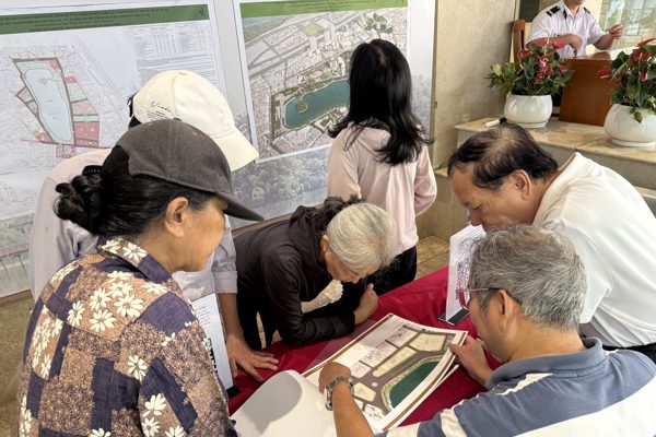 Người dân góp ý về đề xuất công trình 'Khải hoàn môn' bên hồ Hoàn Kiếm