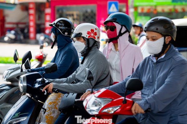 Người dân Hà Nội chống chọi nắng nóng hiếm gặp cuối tháng 9